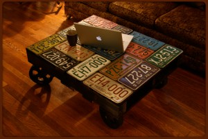 Mesa con placas de autos