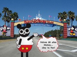 Holly Sheep festejando a Mickey Mouse