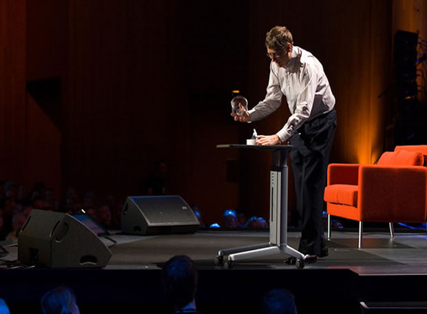 Bill Gates abrió un frasco lleno de mosquitos para concientizar sobre la malaria Bill Gates abrió un frasco lleno de mosquitos para concientizar sobre la malaria