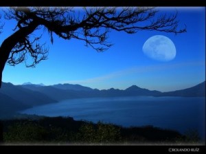"En el fondo de la noche tiemblan las aguas de plata" Poemas "En el fondo de la noche tiemblan las aguas de plata" Poemas