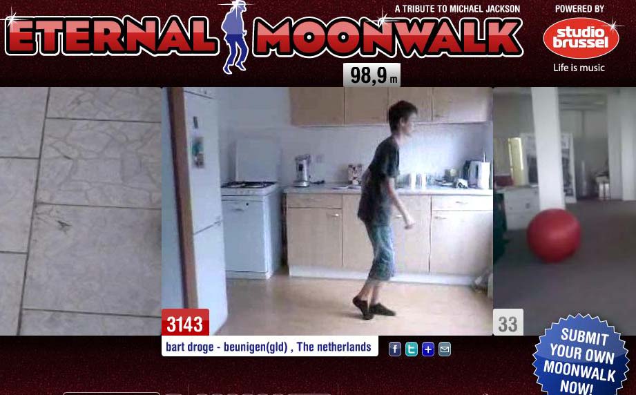 Caminata Lunar Eternal Moonwalk tributo a Jacko