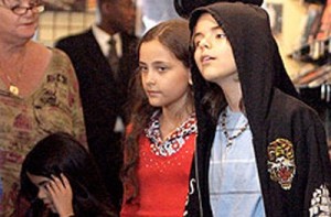 Los hijos de Michael Jackson se quedan legalmente con su abuela