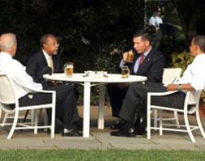 Barack Obama lima asperezas sobre comentario acerca del racismo con unos tragos de cerveza Barack Obama lima asperezas sobre comentario acerca del racismo con unos tragos de cerveza