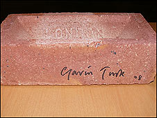 Roban valioso ladrillo del artista Gavin Turk Roban valioso ladrillo del artista Gavin Turk