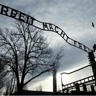 Recuperan la placa del campo de concentración de Auschwitz Recuperan la placa del campo de concentración de Auschwitz