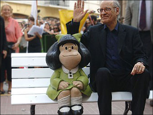 Estatua de Mafalda como homenaje a Quino